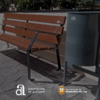 Monforte del Cid recibe 12 bancos y 20 papeleras gracias a una subvención de la Diputación de Alicante.