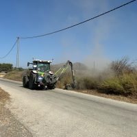 El Ayuntamiento de Monforte del Cid continúa la campaña anual de desbroce de caminos rurales