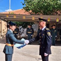 El oficial de la Policía Local de Monforte del Cid, Jesús Hernández Caballero, recibe un reconocimiento de la Guardia Civil